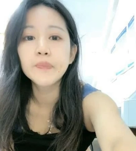 绿播小小溪：办公室白领水花喷泉般的沉沦表演