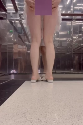 电梯学生妹小茜展示某处视频 1V/92MB